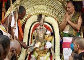 కృష్ణుడి అలంకారంలో దర్శనమిచ్చిన స్వామివారు...