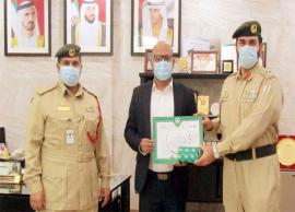 యూఏఈలో ప్ర‌వాస భార‌తీయుడు త‌న నిజాయితీని చాటగా దుబాయ్ పోలీసుల స‌న్మాన౦