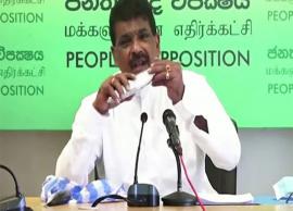 పచ్చి చేపను కొరికితిన్న మాజీ మంత్రి...వీడియో వైరల్...