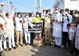 తాపీ పనిముట్లతో నిరసన ర్యాలీ చేపట్టిన చంద్రబాబు...