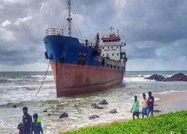 విశాఖ తెన్నేటి పార్క్ సమీపంలో కొట్టుకొచ్చిన నౌక