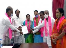 దుబ్బాక తెరాస అభ్యర్ధికి బి ఫారం ఇచ్చిన సీఎం కెసిఆర్