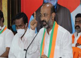 డీజీపీ పోలీస్ అధికారియా లేక టీఆర్ఎస్ పార్టీ ఏజెంటా: బండి సంజయ్