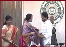 పదవి విరమణ చేయనున్న సీఎస్ ను సత్కరించిన ఏపీ సీఎం జగన్