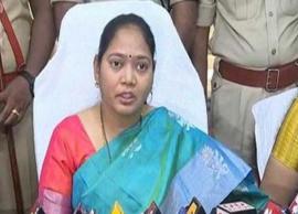 ప్రేమోన్మాది చేతిలో బలయిన వరలక్ష్మి కుటుంబాన్ని పరామర్శించిన హోమ్ మంత్రి సుచరిత