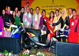 అస్సాంలో ఇంటర్‌ విద్యార్థినులకు స్కూటీ బహుమతి