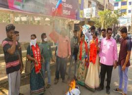 డర్టీ హారీ పోస్టర్లు ను చింపివేసిన భజరంగ్ దళ్ కార్యకర్తలు...!