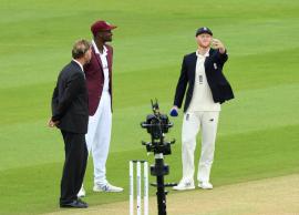 అలవాటులో పొరపాటు ..షేక్ హ్యాండ్ ఇవ్వబోయిన హోల్డర్