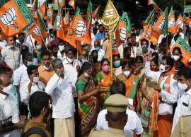 కమీషనర్ కార్యాలయం దగ్గర బీజేపీ శ్రేణులు ధర్నా