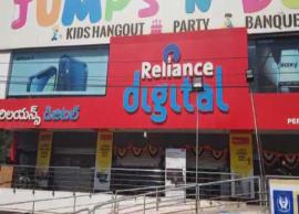 హైదరాబాద్‌లో రెచ్చిపోయిన దొంగలు..రూ.40 లక్షల విలువైన సెల్‌ఫోన్లను దోచేశారు...!