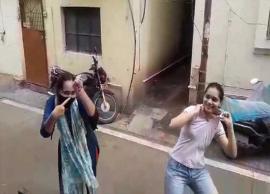 కరోనా నుంచి అక్క కోలుకొని ఇంటికి రావడంతో ..వీధిలో డాన్స్ లతో  స్వాగతం పలికిన చెల్లెలు ..