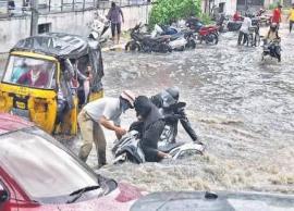 హైదరాబాద్‌లో దాదాపు 1500 కాలనీలు జలదిగ్భందంలోనే...!
