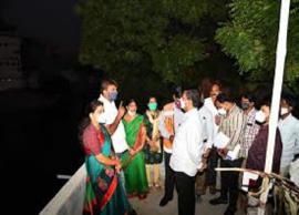 అర్ధరాత్రి రోడ్డు మరమత్తు పనులను దగ్గరుండి పరిశీలించిన హైదరాబాద్ మేయర్
