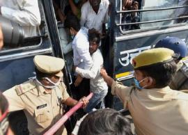 హత్రాస్ లో మరింత ఉద్రిక్తంగా మారుతున్న పరిస్థితులు ..లాఠీ ఛార్జి చేసిన పోలీసులు