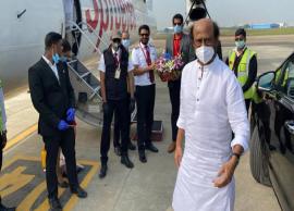 విమానంలో బర్త్ డే సెలెబ్రేషన్స్ జరుపుకున్న సూపర్ స్టార్...!