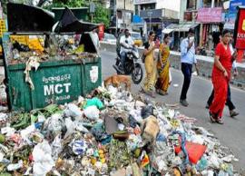 రోడ్లపైనే గుట్టలు గుట్టలుగా కొవిడ్-19 ఆసుపత్రుల చెత్త