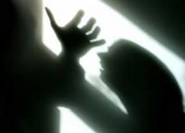 ఆటో డ్రైవర్ స్క్రూడ్రైవర్ తో యువతిపై దాడి చేసి హత్య చేశాడు... ఎవరూ గుర్తు పట్టకుండా తగులబెట్టాడు..!