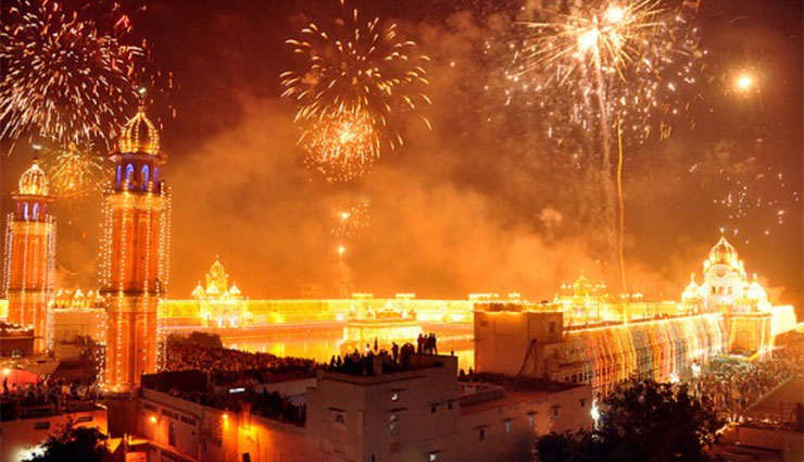 diwali,is a festival,that,is pleasing,to the eyes,pooja ,కనులకు, ఇంపైన, దీపావళి, పండుగ. ఇంటి, ఆవరణలో దీపాలు 