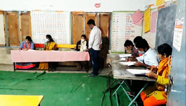 GHMC Elections Polls: పోలింగ్ కేంద్రాల్లో బల్లలపైనే పడుకున్నా సిబ్బంది...!