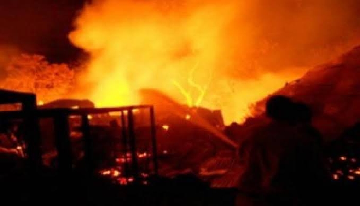 దారుణం.. వ్యక్తి సజీవ దహనమయ్యాడు...!