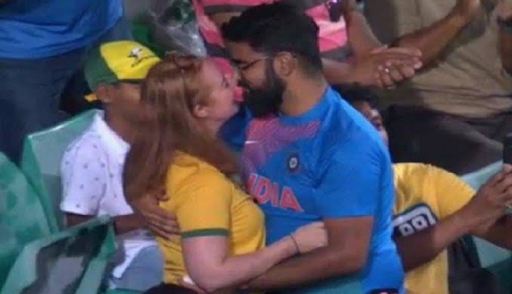 India vs Australia: ఇండియన్ యువకుడు ఆస్ట్రేలియా యువతికి ప్రపోజ్ చేశాడు...!